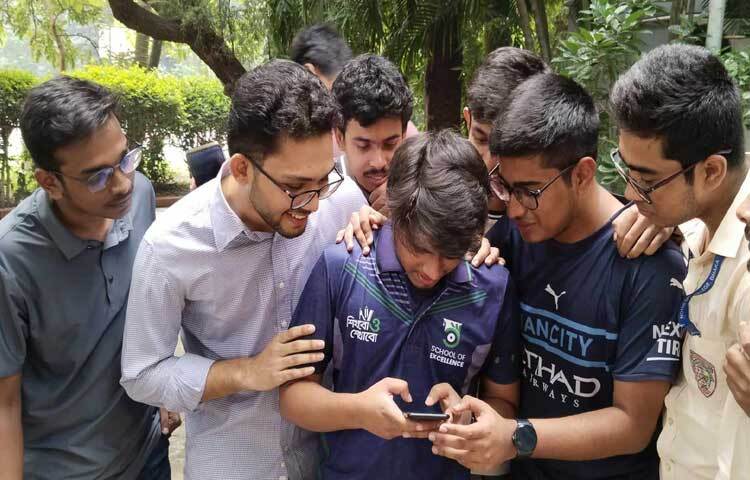 মোবাইলে রেজাল্ট দেখতে ব্যস্ত তারা। ছবি: ইয়াসির আরাফাত