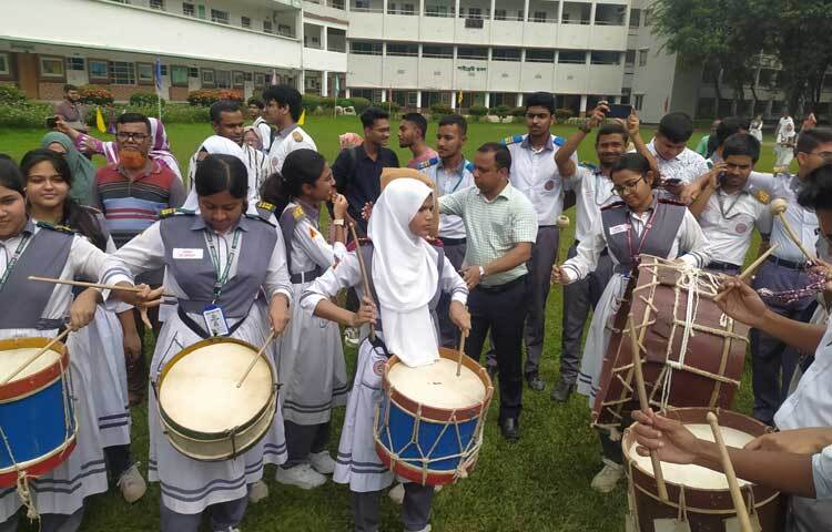 আদমজী কলেজে এবার অংশগ্রহণকারী ২ হাজার ৪১১ জন পরীক্ষার্থী শতভাগ পাস করেছেন। জিপিএ-৫ পেয়েছেন ২ হাজার ২২৬ জন, যা মোট পরীক্ষার্থীর ৯২ শতাংশ। ছবি: সামিউর রহমান সাজ্জাদ