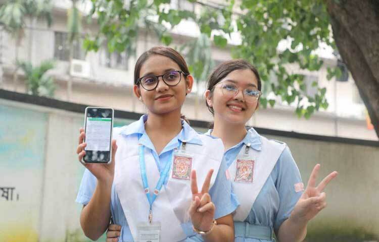 এইচএসসি ও সমমান পরীক্ষার ফলাফল প্রকাশ করা হয়েছে। আজ বেলা ১১টায় নিজ নিজ বোর্ডের ওয়েবসাইট ও শিক্ষাপ্রতিষ্ঠানে একযোগে এ ফল প্রকাশ করা হয়। ছবি: মাহবুব আলম