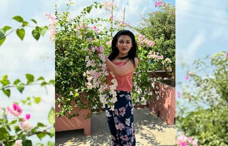 পিচরঙা ট্যাংক টপের সঙ্গে ফুলেল প্রিন্টের নেভি ব্লু পালাজ্জো আর হালকা মেকআপে স্নিগ্ধ জয়া। ছবি: ফেসবুক থেকে