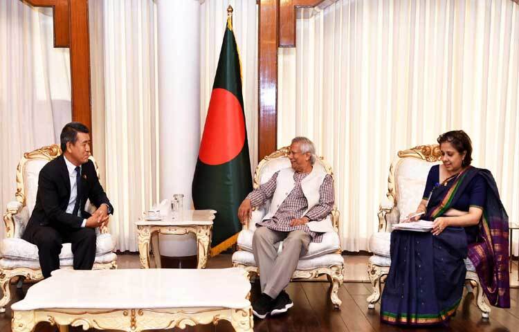 প্রধান উপদেষ্টা অধ্যাপক ড. মুহাম্মদ ইউনূসের সঙ্গে বাংলাদেশে নিযুক্ত ভুটানের রাষ্ট্রদূত রিনচেন কুয়েনসিল সাক্ষাৎ করেছেন। ছবি: পিআইডি