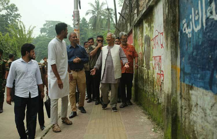 ক্যাম্পাস পরিদর্শনের সময় সঙ্গীদের সঙ্গে হাস্যোজ্জ্বল প্রধান উপদেষ্টা।