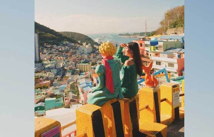 একটি স্ট্যাচুর সঙ্গে পোজ দিয়ে ছবি তুলেছেন অভিনেত্রী।