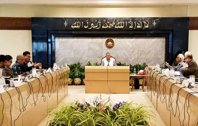 প্রধান উপদেষ্টা প্রফেসর মুহাম্মদ ইউনূস তার তেজগাঁও কার্যালয়ে উপদেষ্টা পরিষদের বৈঠকে সভাপতিত্ব করেন। ছবি: পিআইডি