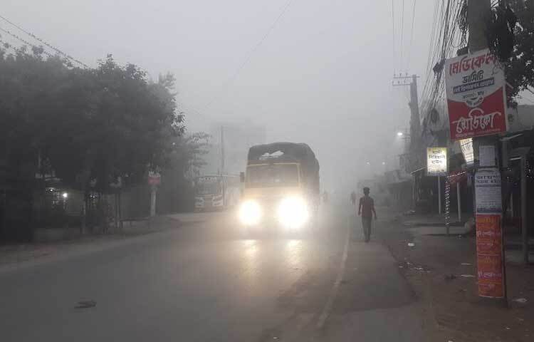 ঘন কুয়াশার কারণে সকাল সাড়ে ৮টা পর্যন্ত সড়ক ও মহাসড়কে হেডলাইট জ্বালিয়ে ধীর গতিতে চলাচল করেছে সব ধরনের যানবাহন।