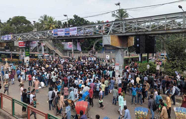 সাত কলেজকে নিয়ে আলাদাভাবে স্বতন্ত্র পাবলিক বিশ্ববিদ্যালয় প্রতিষ্ঠার দাবিতে রাজধানীর সায়েন্সল্যাব মোড় অবরোধ করে আন্দোলনে নেমেছেন ঢাকা বিশ্বিবদ্যালয় (ঢাবি) অধিভুক্ত সাত কলেজের শিক্ষার্থীরা। ছবি: নাহিদ সাব্বির