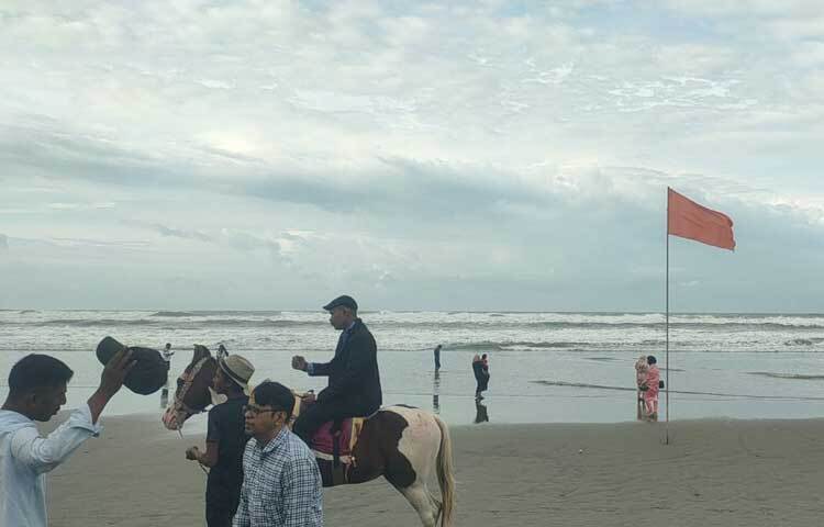 কক্সবাজারের অতিরিক্ত জেলা ম্যাজিস্ট্রেট (এডিএম) মো. আতাউল গনি ওসমানী বলেন, বুধবার ঘূর্ণিঝড় দানার প্রভাবে ভোর থেকে আকাশ মেঘাচ্ছন্ন ছিল এবং সন্ধ্যা থেকে থেমে থেমে বৃষ্টি হচ্ছিল। এখন বৃষ্টি নেই, আকাশে এই মেঘ, এই রোদ খেলা করছে। এরপরও প্রকৃতির প্রতি দৃষ্টি রাখা হচ্ছে। ঘূর্ণিঝড়ের সম্ভাব্য দুর্গতি এড়াতে প্রস্তুতি নেওয়া হচ্ছে।