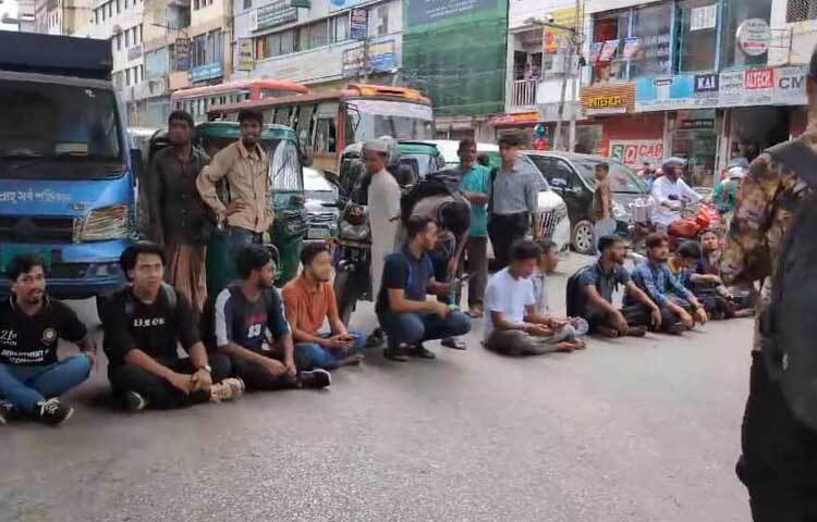দুপুর ১২টা থেকে রাজধানীর মহাখালীর আমতলীতে মূল সড়কে অবস্থান নেন তারা।