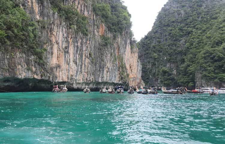 দ্বীপটির প্রাকৃতিক সৌন্দর্য এবং সাংস্কৃতিক ঐতিহ্যের সঙ্গে সঙ্গে, ফুকেটের পর্যটন শিল্পও অত্যন্ত উন্নত। বিভিন্ন ধরণের আবাসন সুবিধা, রিসোর্ট ও হোটেল এখানে পাওয়া যায়।