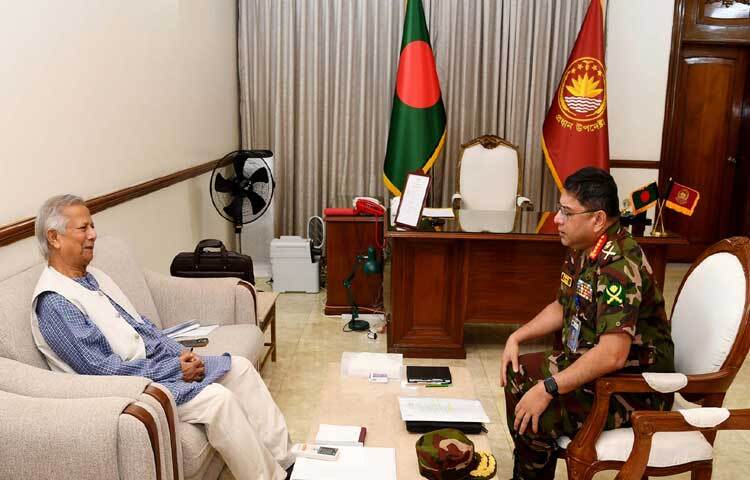 ঢাকায় রাষ্ট্রীয় অতিথি ভবন যমুনায় প্রধান উপদেষ্টা প্রফেসর মুহাম্মদ ইউনূসের সঙ্গে সাক্ষাৎ করেন সেনাবাহিনী প্রধান জেনারেল ওয়াকার-উজ-জামান। ছবি: পিআইডি