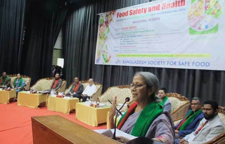 পোল্ট্রির দাম কমাতে এদের খাবার বা ফিড সবচেয়ে বড় বাধা বলে উল্লেখ করেছেন মৎস্য ও প্রাণিসম্পদ মন্ত্রণালয়ের উপদেষ্টা ফরিদা আখতার। ছবি: আসিফ ইকবাল