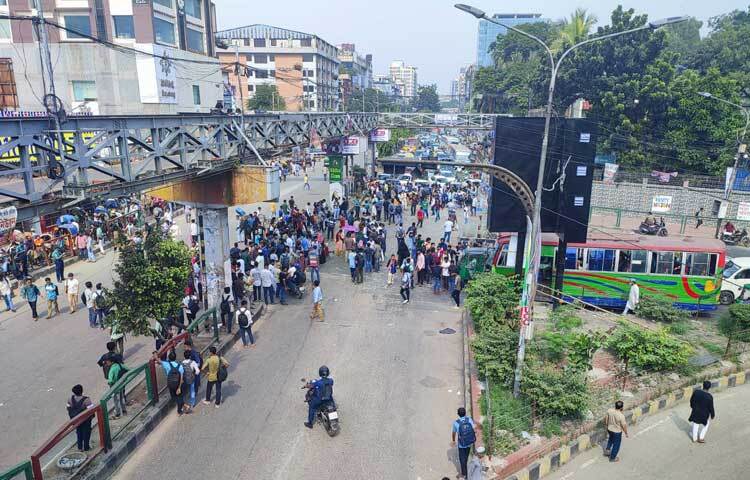 সড়ক অবরোধের ফলে ওই এলাকায় যানচলাচল বন্ধ হয়ে যায়। এতে ভোগান্তিতে পড়েছেন পথচারীরা।