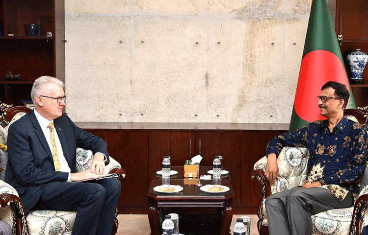 অন্তর্বর্তী সরকারের প্রতি পূর্ণ সমর্থনের কথা উল্লেখ করে অস্ট্রেলিয়ার স্বরাষ্ট্রমন্ত্রী টনি বার্গ বলেন, গুরুত্বপূর্ণ এই সময়ে বাংলাদেশকে সব ধরনের সহযোগিতা করবে অস্ট্রেলিয়া।