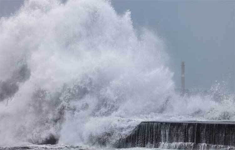 তাইওয়ানে আঘাত হেনেছে সুপার টাইফুন কং-রে। এতে এখন পর্যন্ত একজনের মৃত্যু হয়েছে। এছাড়া টাইফুনের কারণে বিভিন্ন দুর্ঘটনায় আরও ৭৩ জন আহত হয়েছে। ছবি: এএফপি