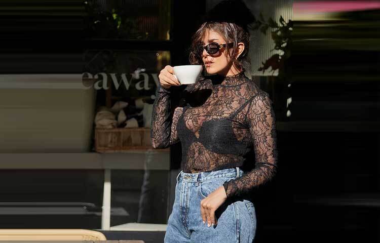 কালো নেটের টপ আর ব্রালেটের সঙ্গে ম্যাচিং সানগ্লাসে বেশ আবেদনময়ী লাগছে অভিনেত্রীকে।