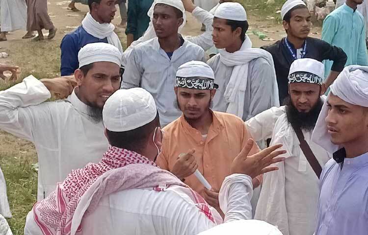 সকাল ৯টায় সোহরাওয়ার্দী উদ্যানে এ সম্মেলন শুরু হয়। তবে ভোর থেকেই সেখানে জমায়েত হয়েছেন লাখো আলেম-ওলামারা।