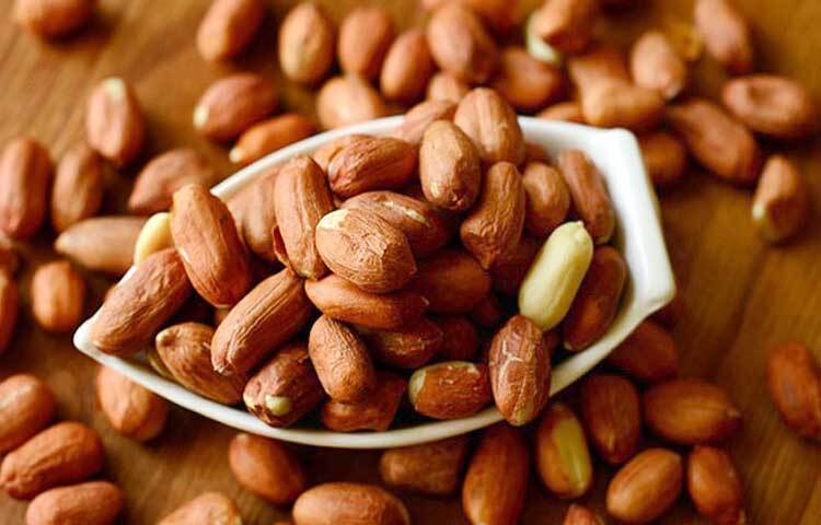 বেশ কিছু গবেষণায় দেখা গেছে, নিয়মিত কেউ যদি এক বাটি করে বাদাম খাওয়া শুরু করেন, তাহলে তা শরীরকে চাঙা তো রাখেই, সেই সঙ্গে একাধিক রোগ দূরে রাখতেও বিশেষ ভূমিকা পালন করে।