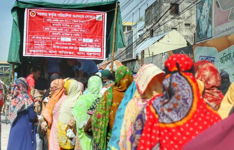সরকার ঢাকাসহ সারা দেশে ওএমএস ডিলারের মাধ্যমে দরিদ্র মানুষের কাছে চাল ও আটা বিক্রি করছে।