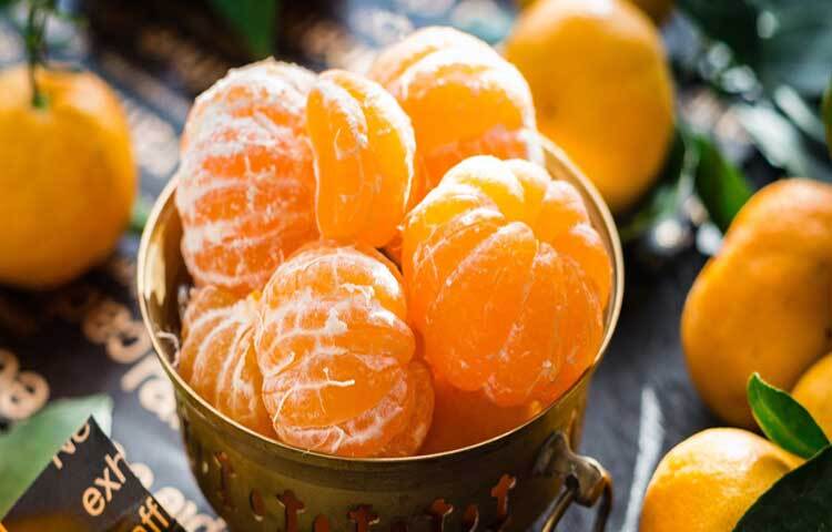 মস্তিষ্কের বিকাশের জন্য জরুরি উপাদান ফলিক অ্যাসিডও যথেষ্ট পরিমাণে থাকে কমলায়।