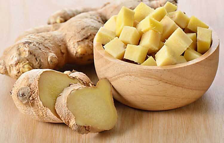 আদা সেরা এক অ্যান্টিব্যাকটেরিয়াল ও অ্যান্টি ইনফ্লেমেটরি মসলা। এতে জিঞ্জেরল, টেরপেনয়েডস, শোগাওল, জেরুমবোন ও জিঞ্জেরোনের পাশাপাশি অ্যান্টি মাইক্রোবিয়াল বৈশিষ্ট্যযুক্ত শক্তিশালী ফ্ল্যাভোনয়েড আছে।