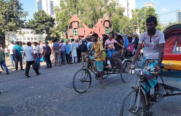 আজ রাজধানীর জিরো পয়েন্টে পাল্টাপাল্টি সমাবেশের ডাক দিয়েছে আওয়ামী লীগ ও বৈষম্যবিরোধী ছাত্র আন্দোলন। এরই মধ্যে সড়কে অবস্থান নিয়েছে ছাত্র-জনতা। ছবি: রায়হান আহমেদ