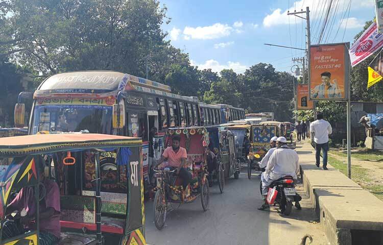 একইভাবে যারা ঢাকা থেকে ময়মনসিংহ, নেত্রকোনা, কিশোরগঞ্জ, টাঙ্গাইল, রংপুর, কুড়িগ্রাম, নীলফামারী, গাইবান্ধাসহ উত্তরাঞ্চলে যাচ্ছেন তারা গাজীপুর চৌরাস্তা বাদ দিয়ে বিকল্প পথে গন্তব্যের দিকে রওনা হয়েছেন।