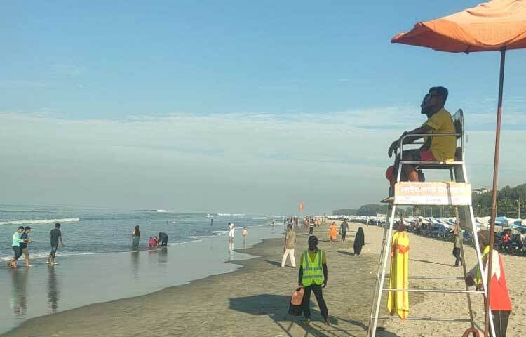 ঢেউয়ের সাথে মেতেছেন সাগরে ঘুরতে আসা পর্যটকরা।