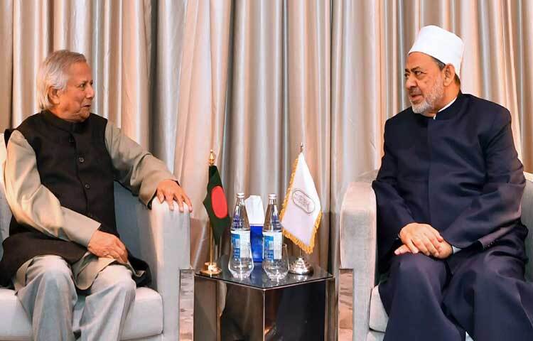 প্রধান উপদেষ্টা প্রফেসর মুহাম্মদ ইউনূস আজ আজারবাইজানে হোটেল রিটজ কার্লটনে আল আজহার আল শরীফের গ্র্যান্ড ইমাম আহমাদ আল-তায়িব এর সাথে সাক্ষাৎ করেন। ছবি: পিআইডি