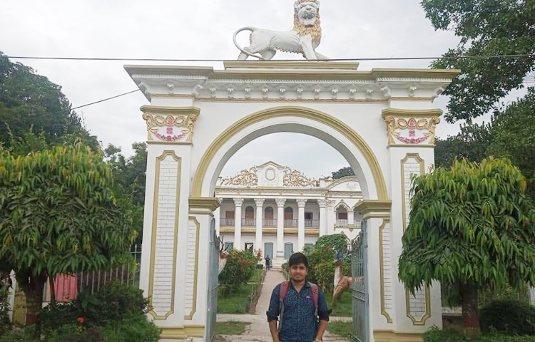 বিশাল এক দিঘির পাড় ঘেঁষে শীতল ছায়ায় দাঁড়ানো জমিদার বাড়িটি দেখেই মনটা আনন্দে ভরে যাবে। দিঘি হলেও নামফলকে এটি সাগর, নাম ‘বিশাখা সাগর’। দিঘিটি যেন জমিদার বাড়ির রূপের প্রতিচ্ছবি। ছবি: সুমন মিয়া
