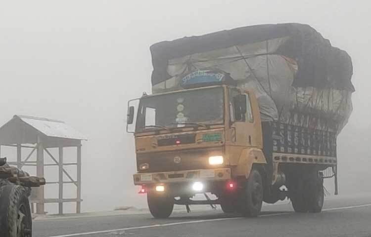 মধ্যরাত থেকে কুয়াশায় ঢেকে থাকছে বিস্তীর্ণ জনপদ। সকালেও সড়কে হেডলাইট জ্বালিয়ে চালাতে হচ্ছে বাস, ট্রাক ও মোটরসাইকেল।