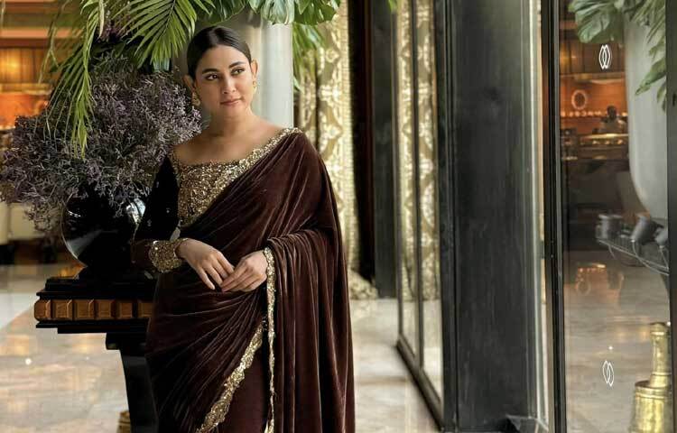 মেহজাবীন প্রায়ই আন্তর্জাতিক অঙ্গনে দেশি ফ্যাশন ডিজাইনারদের সৃজনে নজরকাড়া সব পোশাক পরেন। এবারও হয়নি ব্যতিক্রম। কায়রো ইন্টারন্যাশনাল ফিল্ম ফেস্টিভ্যালে খুব সুন্দর একটা কফিরঙা শাড়ি পরেছেন মেহজাবীন চৌধুরী।