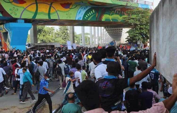 রাজধানীর মহাখালীতে তিতুমীর কলেজের শিক্ষার্থীদের আন্দোলন ও বিক্ষোভ কেন্দ্র করে মহাখালী, বনানী, আমতলী, গুলশানসহ ঢাকার গুরুত্বপূর্ণ সড়কে তীব্র যানজট দেখা দিয়েছে। ফলে ভোগান্তিতে পড়েছে সাধারণ মানুষ। ছবি: আবদুল্লাহ আল মিরাজ