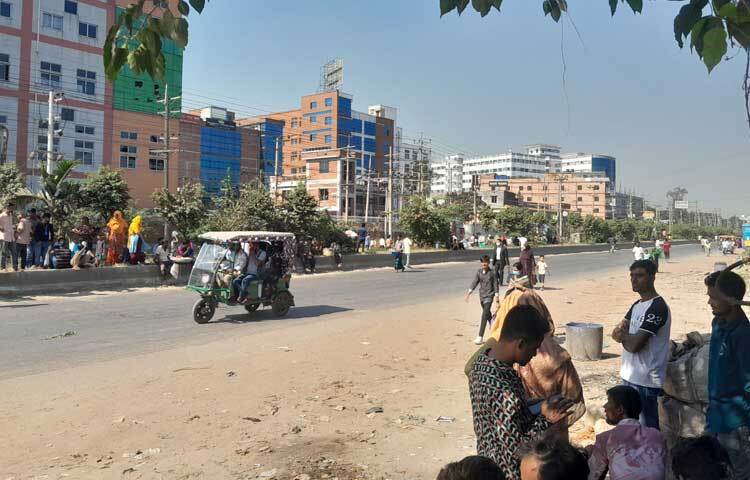 সড়ক অবরোধ করায় ওই সড়কের উভয় দিকে যানবাহন চলাচল বন্ধ রয়েছে। এতে চরম দুর্ভোগে পড়েছেন ওই সড়কে চলাচলকারীরা।