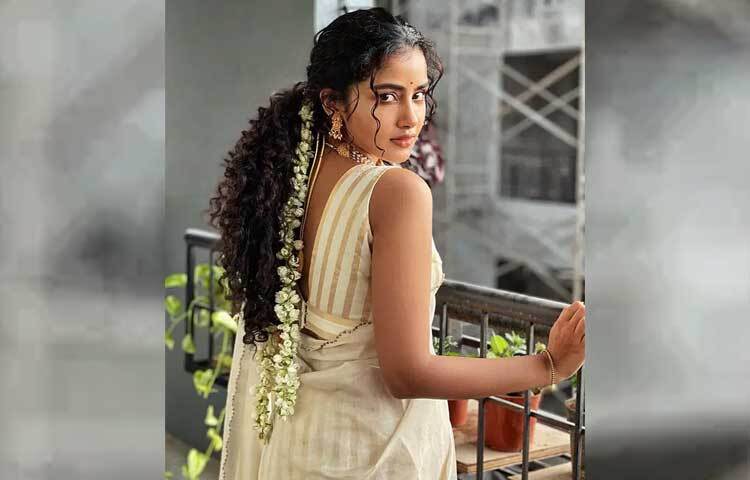 ঐতিহ্যবাহী সাদা-সোনালি ডুরে শাড়ির সঙ্গে ম্যাচিং ব্লাউজ আর খোঁপায় লাগানো গাজরাতে অপরূপ অনুপমা।