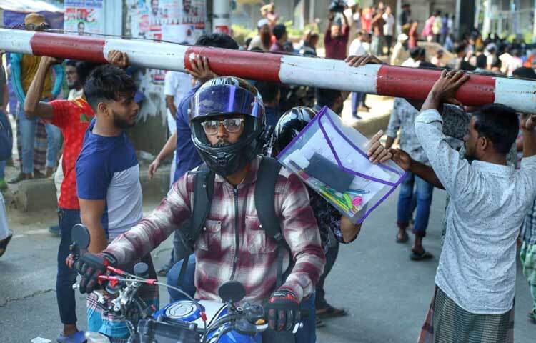 নগরবাসীর পাশাপাশি ভোগান্তিতে পড়েছেন ট্রেনের যাত্রীরাও। অবরোধের কারণে সারাদেশের সঙ্গে বন্ধ রয়েছে ঢাকার রেল যোগাযোগ।