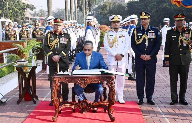 শিখা অনির্বাণে পুষ্পস্তবক অর্পণ শেষে পরিদর্শন বইয়ে সই করেন রাষ্ট্রপতি। ছবি: পিআইডি