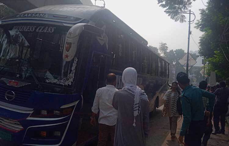রোববার দিনগত রাত ১টার পর থেকেই সারাদেশ থেকে বাস, পিক-আপ ও মাইক্রোবাসে করে ঢাকায় আসতে শুরু করে সাধারণ মানুষেরা।