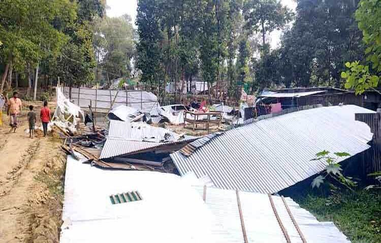 গাজীপুরে বন দখল করে গড়ে তোলা স্বেচ্ছাসেবকলীগ নেতা শাহ মোহাম্মদ ওমর ফারুকের কলোনি ভেঙে দিয়েছে নির্বাহী ম্যাজিস্ট্রেটের নেতৃত্বে যৌথ বাহিনী। ছবি: আমিনুল ইসলাম