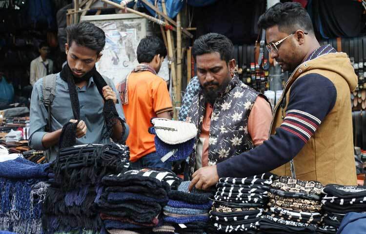 গরম কাপড় কিনতে শিশু-কিশোর থেকে শুরু করে বিভিন্ন বয়সী মানুষও ভিড় করছেন মার্কেটে।