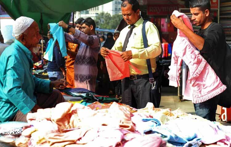 কাপড় বাছাইয়ে ব্যস্ত ক্রেতারা।