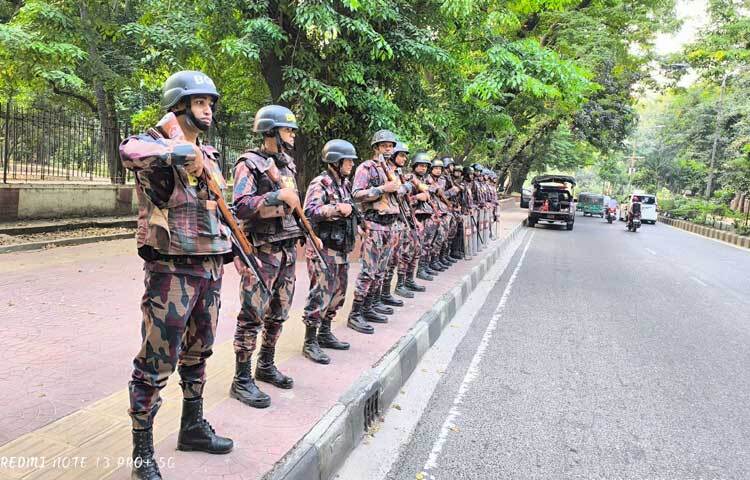 অন্যদিকে চট্টগ্রাম মহানগরীতে ছয় প্লাটুন বিজিবির মোতায়েন করা হয়েছে।
