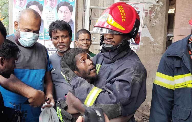 সূত্রাপুর ফায়ার স্টেশনের সিনিয়র স্টেশন অফিসার মো. হাসান আলী বলেন, আমরা ম্যাসেজ পাওয়ার সঙ্গে সঙ্গে এসেছি। লোকটি অস্বাভাবিক। আমরা গাড়ি নিয়ে এসে মই দিয়ে তাকে ওপর থেকে নামিয়েছি। তিনি ঠিক আছেন।
