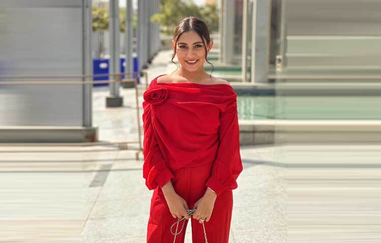 অভিনেত্রী আরও লেখেন, কল্পনা করার কয়েক বছর পর অবশেষে মমি দেখতে পেয়েছি। যদিও দর্শকদের মমির ছবি তোলার অনুমতি দেয়া হয়নি, তবুও অভিজ্ঞতাটি আমার মনে প্রাণবন্ত এবং অমলিন রয়ে গেছে।