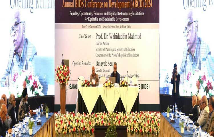 পরিকল্পনা ও শিক্ষা উপদেষ্টা অধ্যাপক ড. ওয়াহিদউদ্দিন মাহমুদ রাজধানীর একটি হোটেলে বাংলাদেশ উন্নয়ন গবেষণা প্রতিষ্ঠানের (বিআইডিএস) উদ্যোগে আয়োজিত এবিসিডি সম্মেলনে প্রধান অতিথির বক্তৃতা করেন। ছবি: পিআইডি