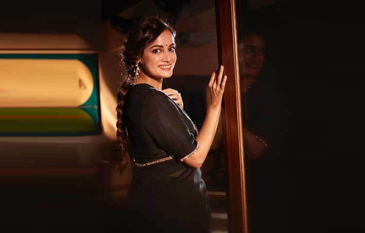 বলিউডে তার আত্মপ্রকাশ হয় ‘রহেনা হ্যায় তেরে দিল মে’ ছবি দিয়ে। তবে, রুপোলি পর্দায় পা রাখার আগেই তার কেরিয়ার শুরু হয় এক মাল্টিমিডিয়া ফার্মে মার্কেটিং প্রফেশনাল হিসেবে কাজ দিয়ে।