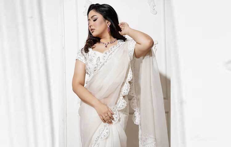 নায়িকার পরনের শাড়িটি ডিজাইন করেছেন তারই ডিজাইনার বোন অনন্যা অদিতি।