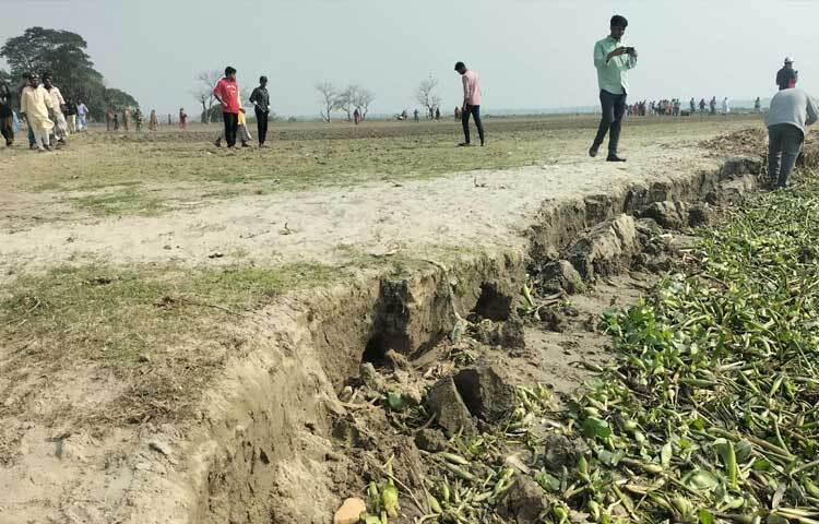 নদী তীরবর্তী গ্রাম ও কয়েক শত বিঘা কৃষি জমি ভাঙনের কবল থেকে রক্ষা করতে প্রশাসনের হস্তক্ষেপ কামনা করেছেন এলাকাবাসী।