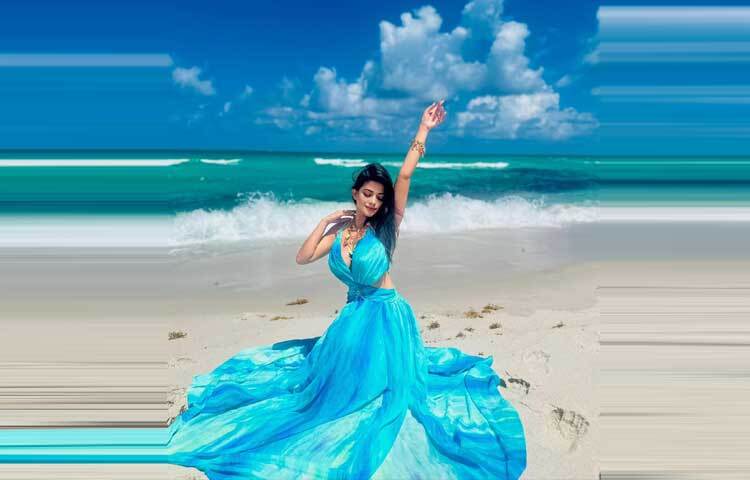 সেই ছবির ক্যাপশনে লিখেছেন, ‘সমুদ্রের গন্ধ নাও, আকাশকে অনুভব কর, তোমার আত্মা ও মনের ডানা মেলে উড়তে দাও।’