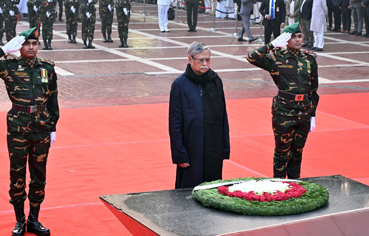 শহীদ বুদ্ধিজীবী দিবস উপলক্ষে রাষ্ট্রপতি মো. সাহাবুদ্দিন আজ মিরপুরে শহীদ বুদ্ধিজীবী স্মৃতিসৌধে পুষ্পস্তবক অর্পণ শেষে শ্রদ্ধা নিবেদন করেন। ছবি: পিআইডি
