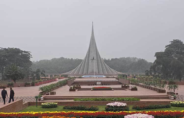 রাত পোহালেই ১৬ ডিসেম্বর মহান বিজয় দিবস। দিনের প্রথম প্রহর থেকেই মানুষের শ্রদ্ধা আর ভালোবাসায় মোড়ানো ফুলে ফুলে ভরে উঠবে শহীদ বেদি।